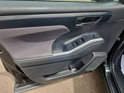 Used 2023 Toyota Highlander LE AWD/4WD image 10