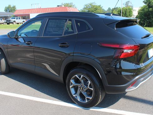 New 2025 Chevrolet Trax LT w/ Driver Confidence Package image 14