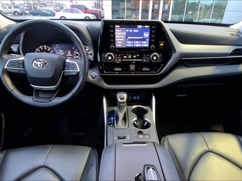 Used 2022 Toyota Highlander XLE image 15