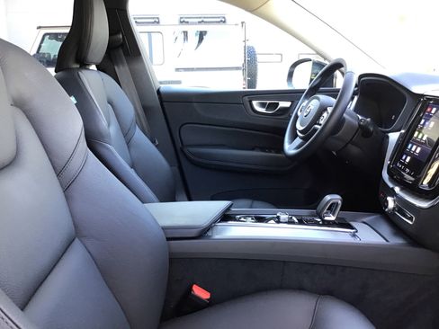 Certified 2025 Volvo XC60 B5 Plus image 32