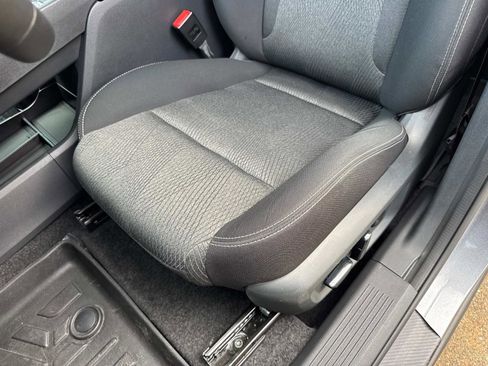 Used 2025 Nissan Rogue SV image 24