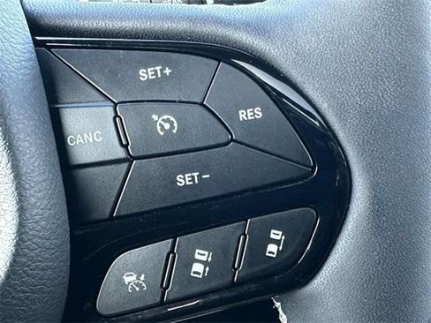 Used 2025 Chrysler Pacifica Limited image 22