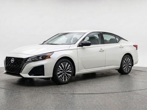Used 2025 Nissan Altima 2.5 SV FWD image 3