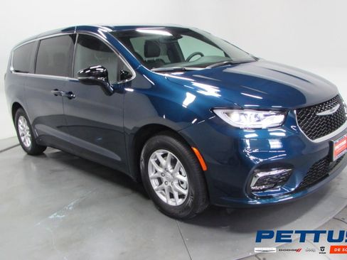 New 2025 Chrysler Pacifica Select image 1