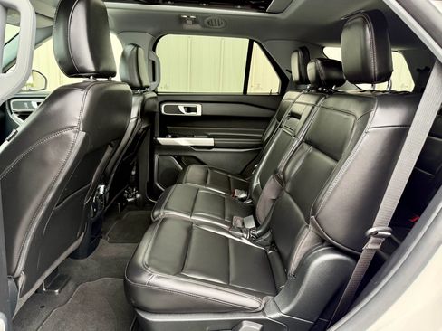 Used 2021 Ford Explorer XLT w/ Equipment Group 202A AWD/4WD image 33