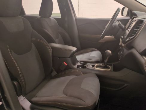 Used 2017 Jeep Cherokee Latitude image 11