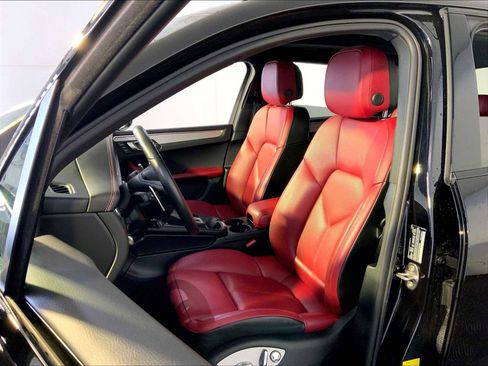 Certified 2024 Porsche Macan S image 5