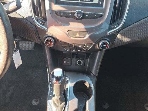 Used 2017 Chevrolet Cruze LT FWD image 8