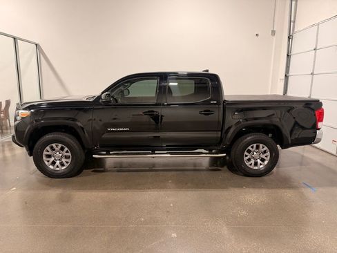 Used 2017 Toyota Tacoma SR5 image 8
