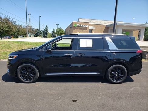 Certified 2024 Kia Carnival SX FWD image 3