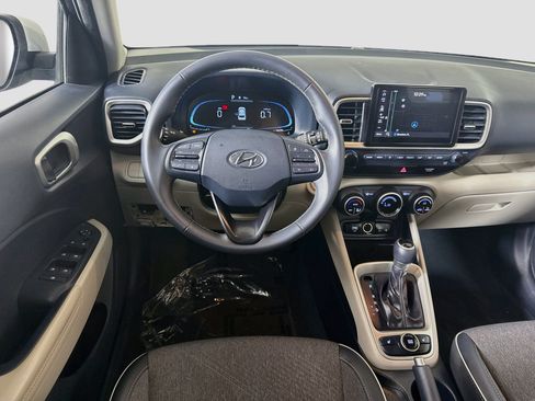 Used 2024 Hyundai Venue Limited FWD image 17
