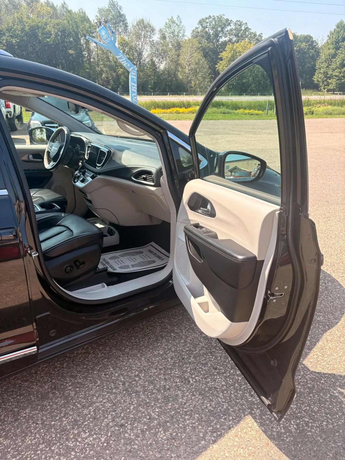 Used 2017 Chrysler Pacifica Limited w/ Advanced Safetytec Group FWD image 32