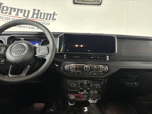 Used 2025 Jeep Wrangler Unlimited Rubicon AWD/4WD image 26