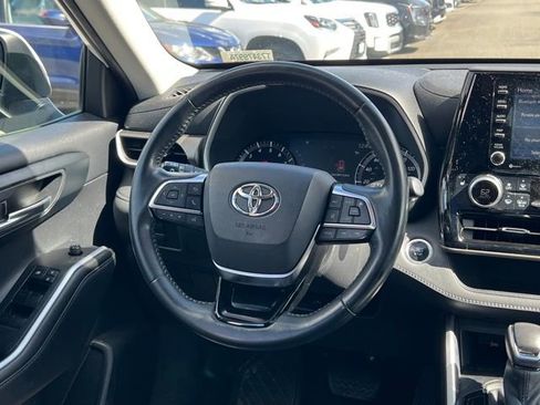 Used 2021 Toyota Highlander XLE image 12