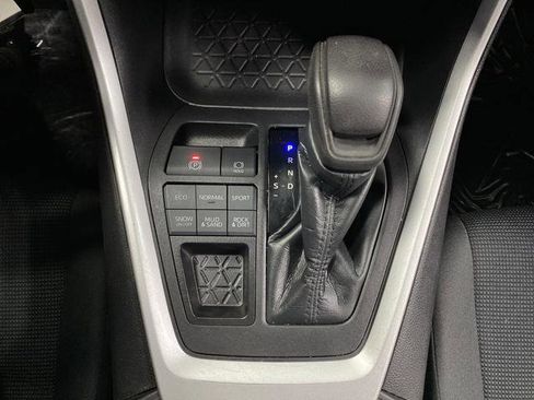 Used 2021 Toyota RAV4 LE image 18