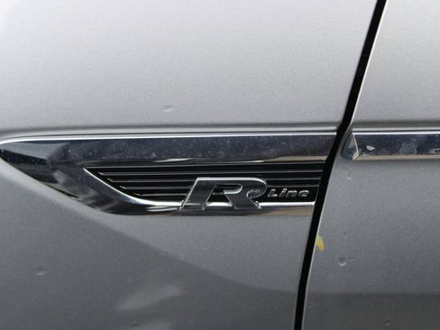 Used 2021 Volkswagen Tiguan SE R-Line image 25