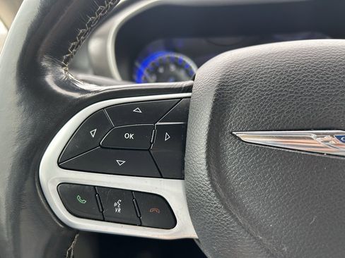 Used 2021 Chrysler Pacifica Touring-L image 19