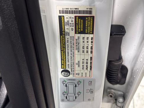 Used 2021 Volkswagen Tiguan SE R-Line image 32