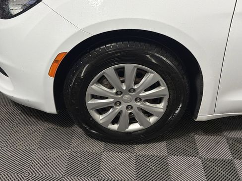 Used 2019 Chrysler Pacifica L image 10