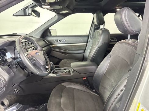 Used 2018 Ford Explorer XLT w/ Equipment Group 202A image 3