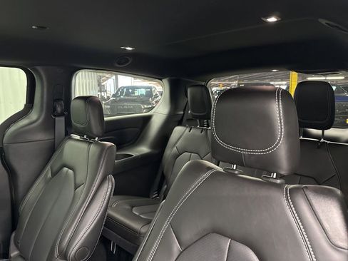 Used 2026 Chrysler Pacifica Select FWD image 12