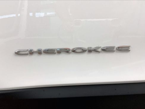 Used 2020 Jeep Cherokee Limited FWD image 32