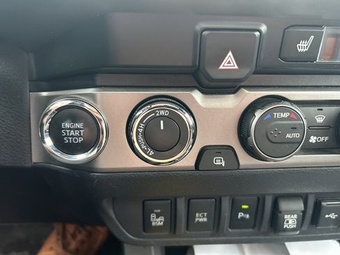 Used 2021 Toyota Tacoma Limited image 8