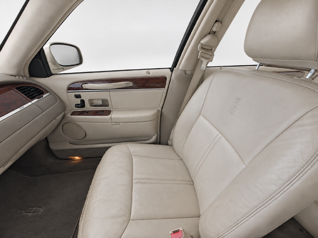 Used 2003 Lincoln Town Car Cartier RWD image 13