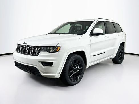 Used 2022 Jeep Grand Cherokee Laredo X RWD image 3