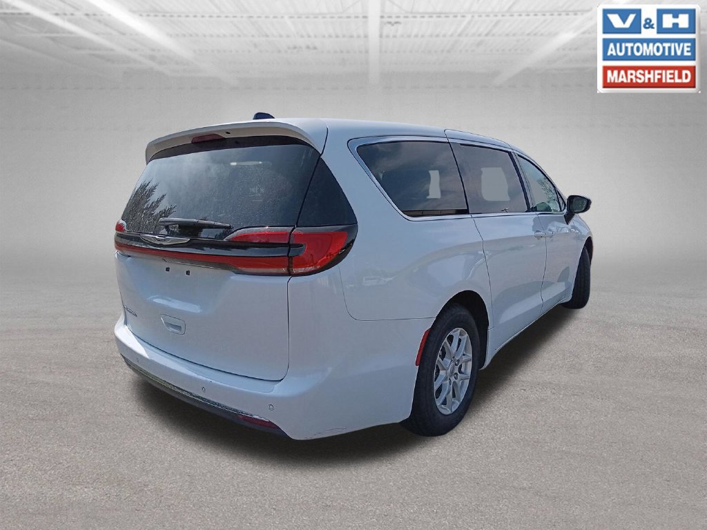 Used 2024 Chrysler Pacifica Touring-L FWD image 5