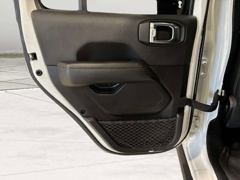 Used 2022 Jeep Gladiator Overland image 19