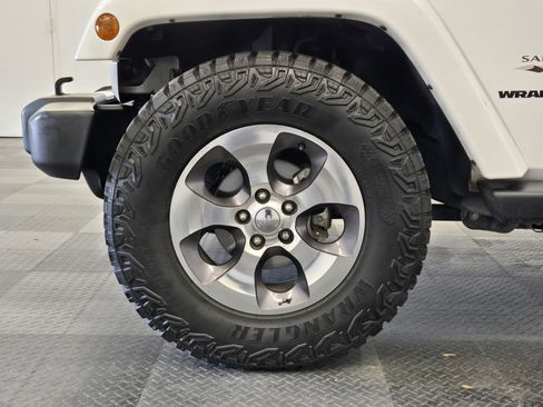 Used 2016 Jeep Wrangler Sahara w/ Connectivity Group image 10