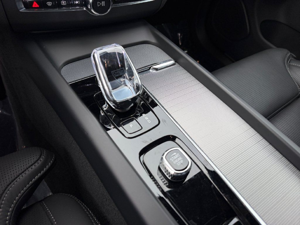 Certified 2024 Volvo XC60 T8 Ultimate AWD/4WD image 25