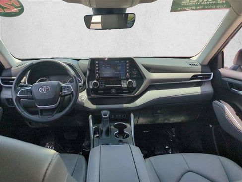 Used 2022 Toyota Highlander XLE FWD image 17