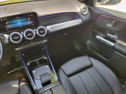 Used 2022 Mercedes-Benz GLB 250 4MATIC w/ Premium Package Lite image 17