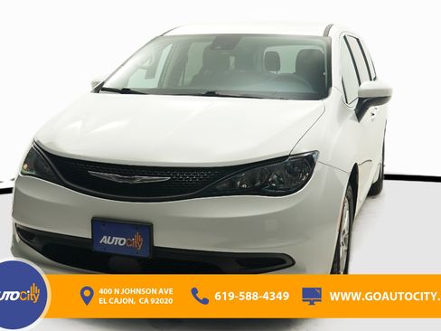 Used 2023 Chrysler Voyager LX image 4