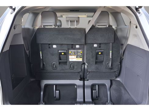 Used 2021 Toyota Sienna XLE AWD/4WD image 15