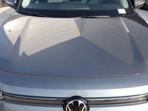 Used 2025 Volkswagen Tiguan SE FWD image 10