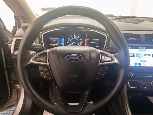 Used 2017 Ford Fusion SE w/ Fusion SE Technology Package image 14