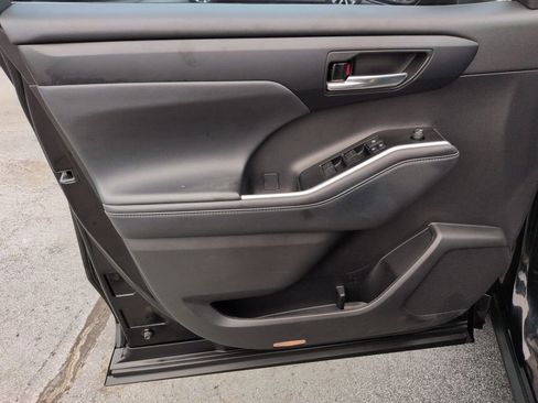 Used 2022 Toyota Highlander XLE FWD image 10