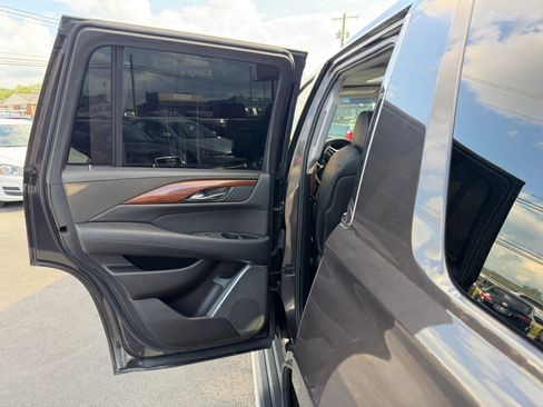 Used 2017 Cadillac Escalade Premium Luxury AWD/4WD image 38