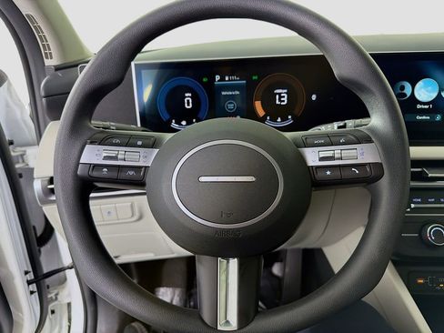 Used 2025 Hyundai Tucson SE FWD image 14