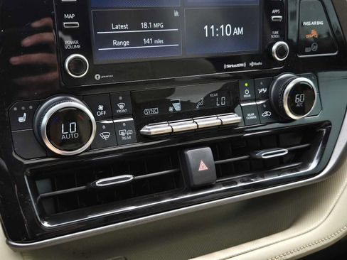 Used 2022 Toyota Highlander XLE AWD/4WD image 29