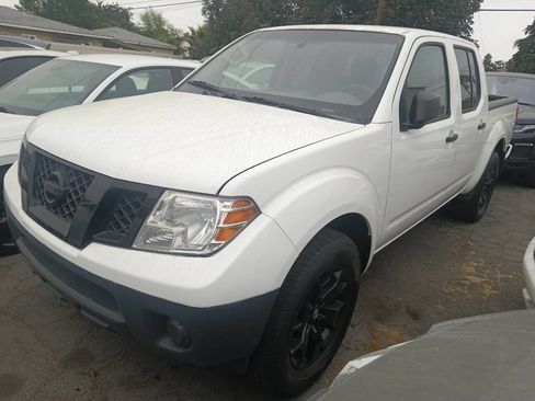 Used 2020 Nissan Frontier SV image 1