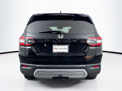 Used 2025 Honda Pilot TrailSport image 11