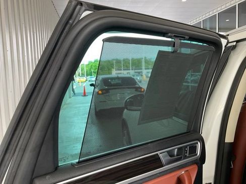 Used 2016 Volkswagen Touareg Executive AWD/4WD image 18