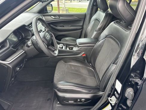 Used 2024 Jeep Grand Cherokee Altitude image 11