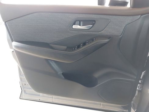 Used 2023 Nissan Rogue SV image 25