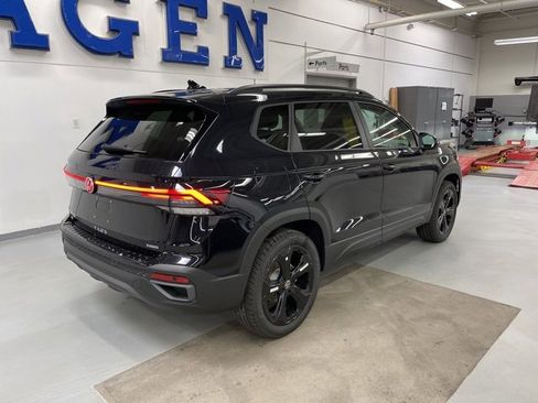 New 2026 Volkswagen Taos SE image 4