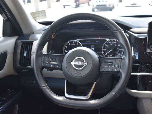 Used 2025 Nissan Pathfinder SL FWD image 32